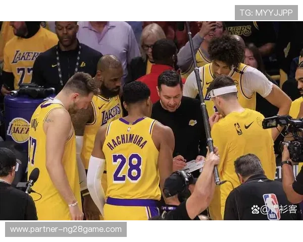 NBA最新动态：詹姆斯带领湖人逆袭勇士勇夺季后赛席位